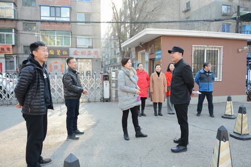 图为张曦皑书记听取党支部书记洪葵的工作汇报