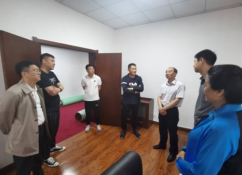 图为市残联领导同教练员、工作人员交流