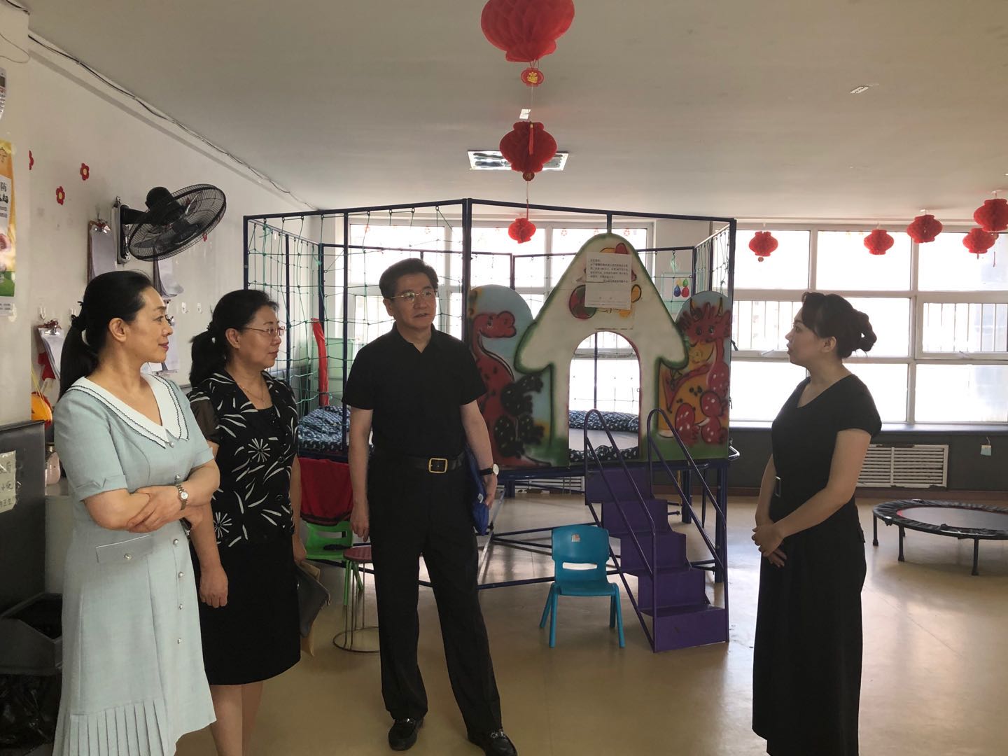 图为调研组调研锦州市星乐园儿童康复中心