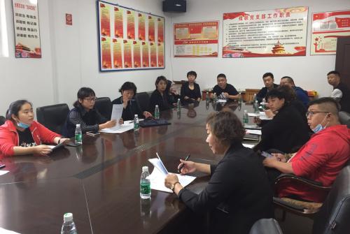 图为各街道主管领导及基层残联理事长听取区残联理事长传达文件精神