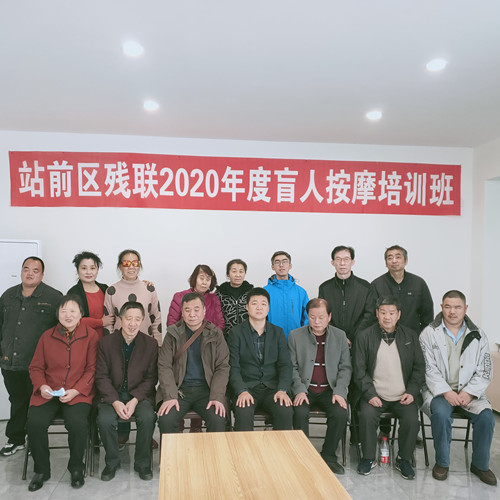 图为培训合影 图为培训合影