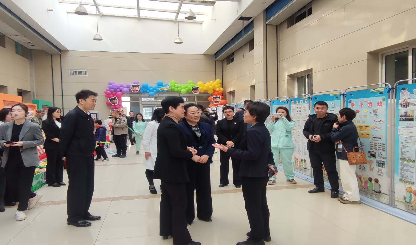 图为省残联党组书记、理事长高梁与省厅委相关单位负责同志交流我省残疾人工作现场